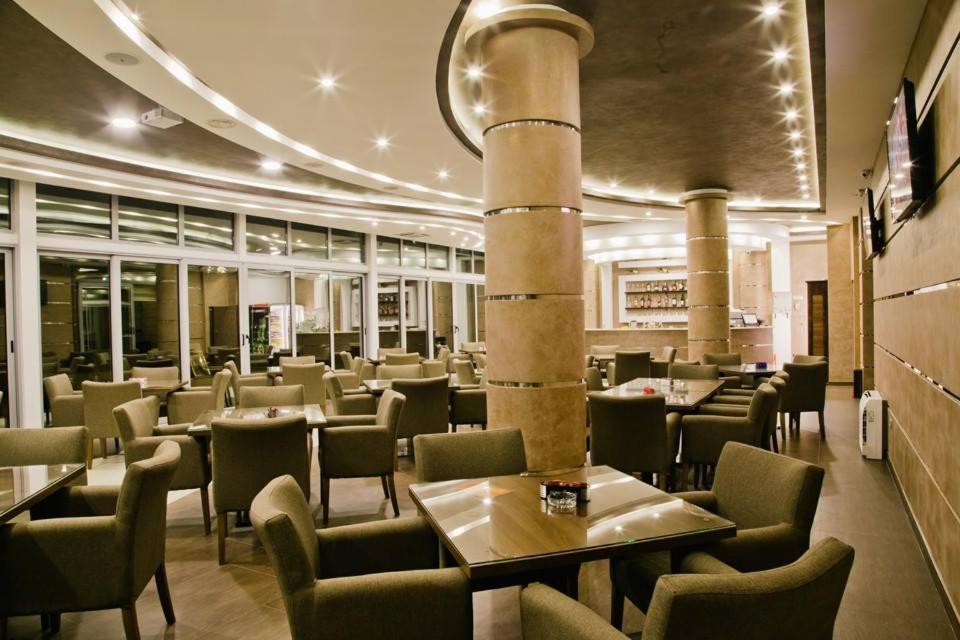 Hotel Oasis Podgorica Luaran gambar